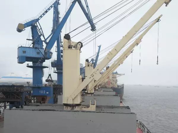 克令吊在安裝過程中如何保護周圍環境和設施？