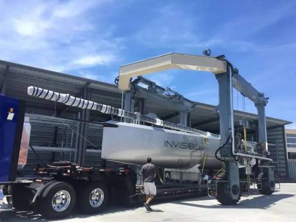 游艇吊的吊裝過程：游艇吊裝過程中應(yīng)注意哪些問題？